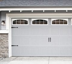 southern-greenscapes-exterior-painting-garage-door
